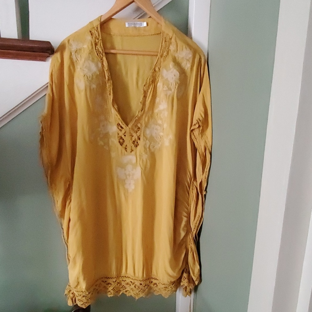Monoreno tunic with lace and embroidery detailing